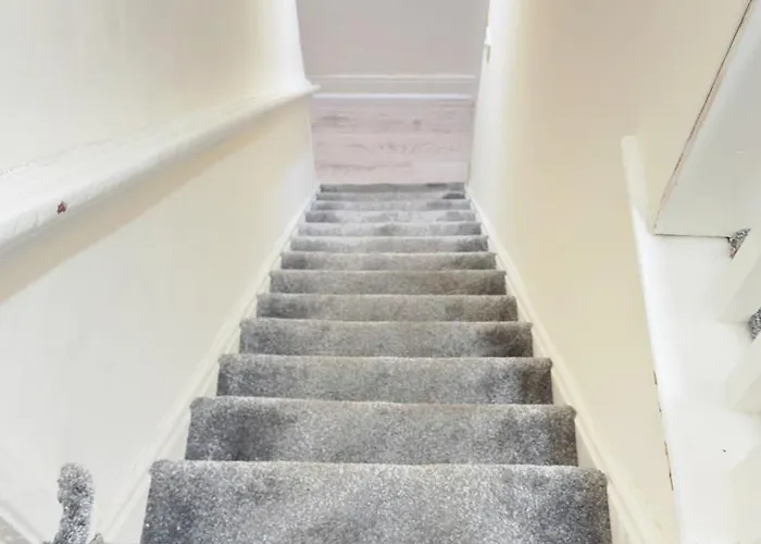 Entire 3 Bedroom House, Salford 60 Vakantiehuis *