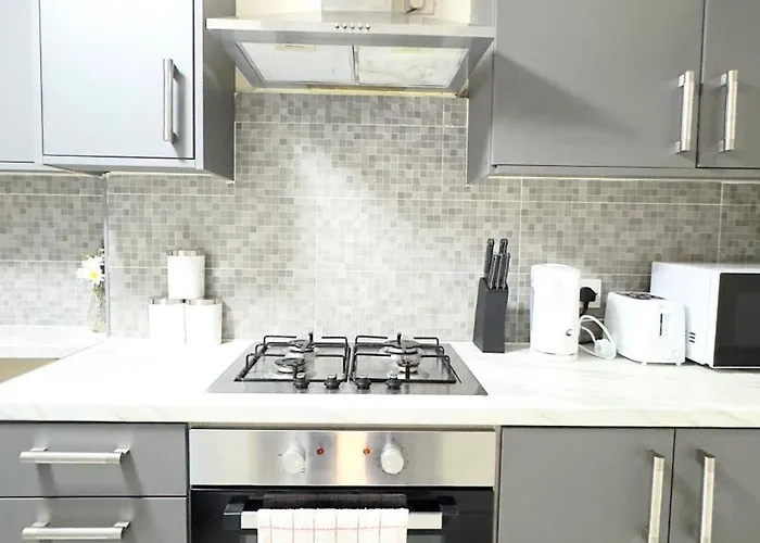 Stylish 3 Bedroom House 60 - Free Parking *