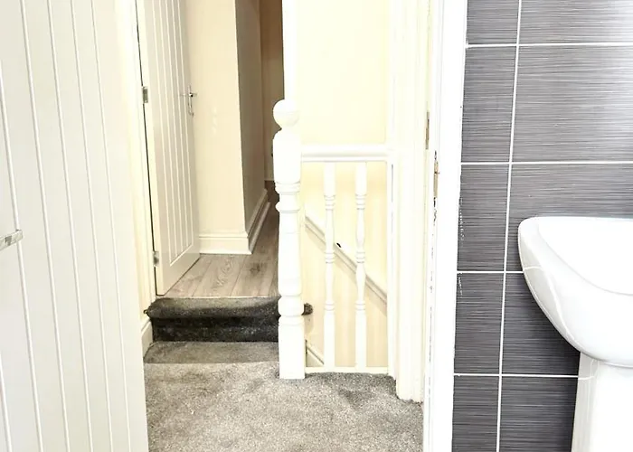 Stylish 3 Bedroom House 60 - Free Parking Manchester