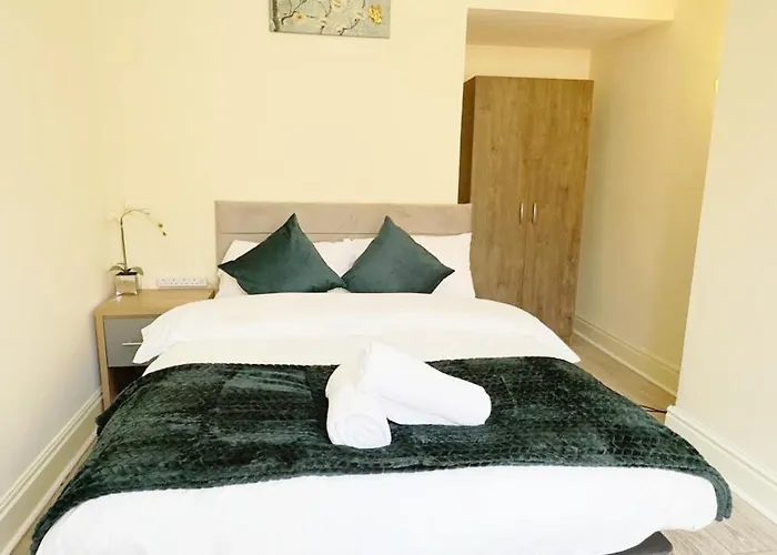 Entire 3 Bedroom House, Salford 60 * Manchester