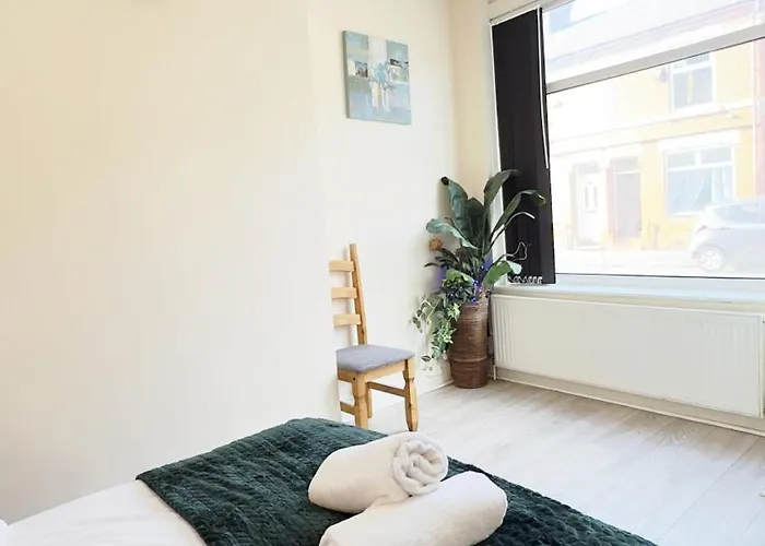 Entire 3 Bedroom House, Salford 60 *