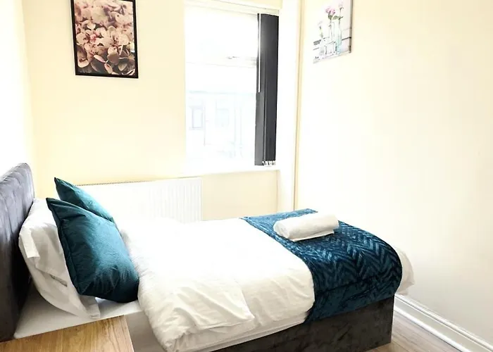 Entire 3 Bedroom House, Salford 60