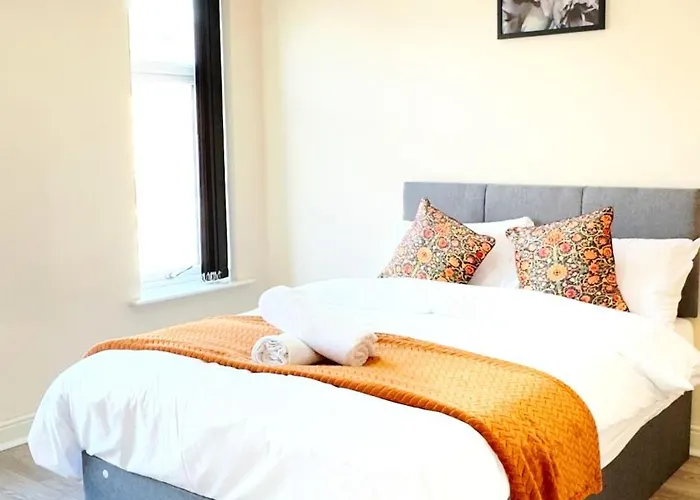Stylish 3 Bedroom House 60 - Free Parking *
