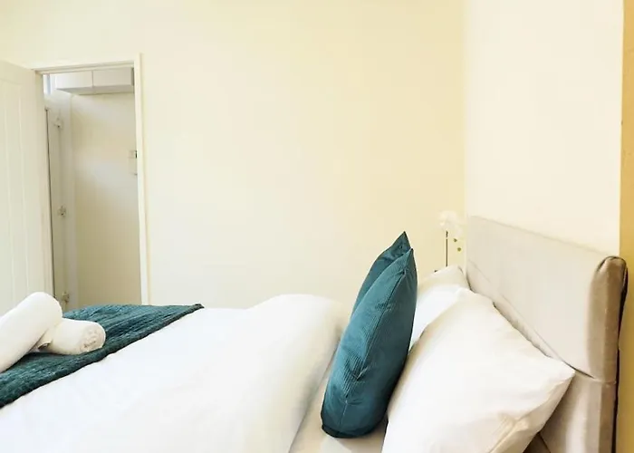 Stylish 3 Bedroom House 60 - Free Parking マンチェスター