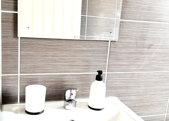 Stylish 3 Bedroom House 60 - Free Parking Manchester