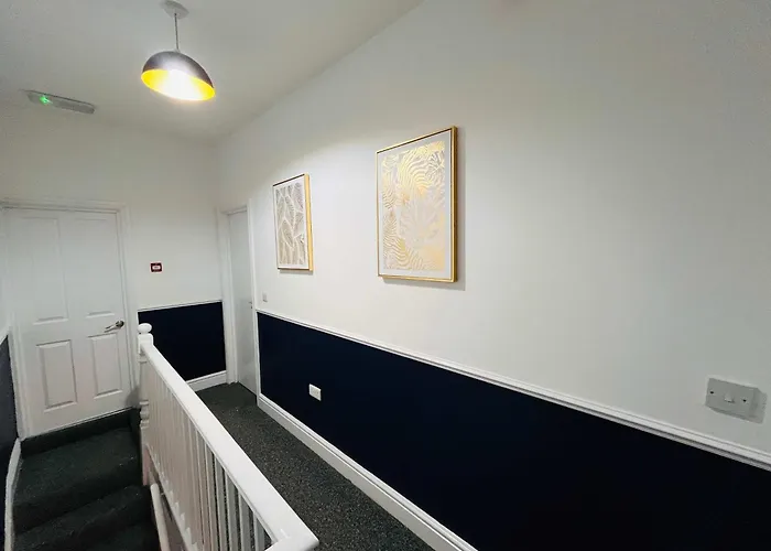 Spacious Victorian 5bedroom 5bathroom W Free Parking