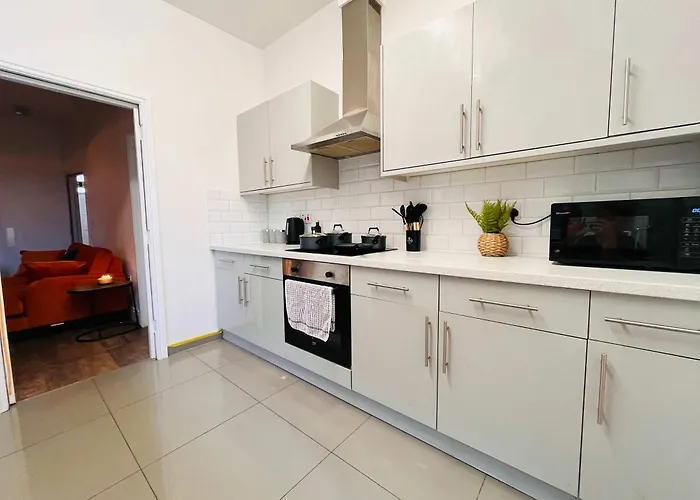 Spacious Victorian 5bedroom 5bathroom W Free Parking *