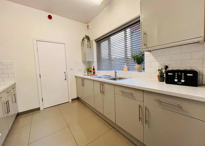 Spacious Victorian 5bedroom 5bathroom W Free Parking *