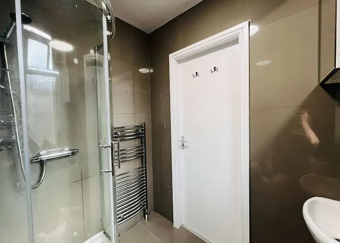 Spacious Victorian 5bedroom 5bathroom W Free Parking Hébergement de vacances *