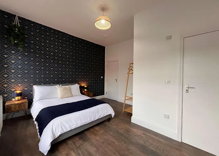 Spacious Victorian 5bedroom 5bathroom W Free Parking *