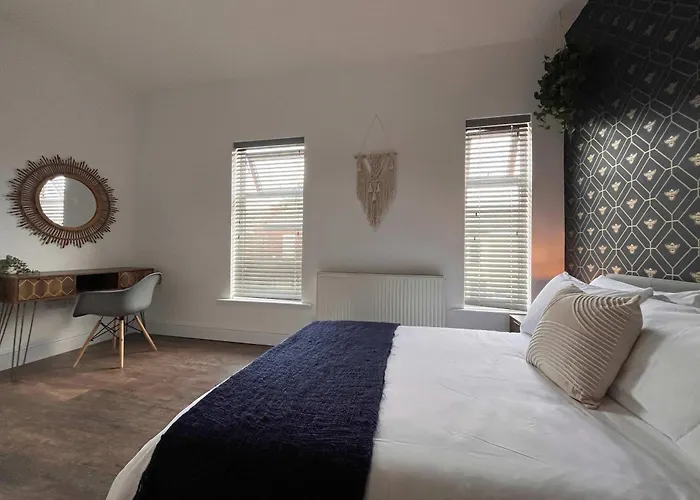 Spacious Victorian 5bedroom 5bathroom W Free Parking Manchester