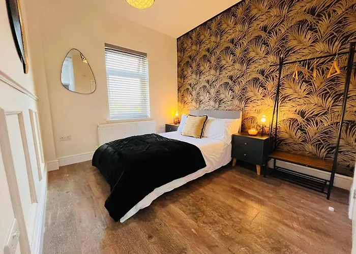 Spacious Victorian 5bedroom 5bathroom W Free Parking