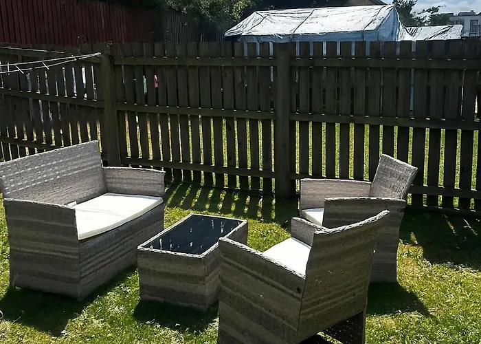 Apartament Superb Two Bedroom House Near Etihad & Coop Live - Free Parking *