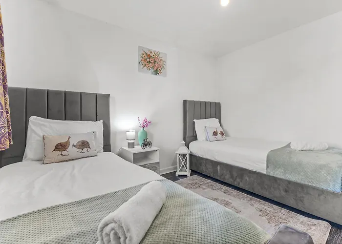 New Large Townhouse 3 Bedrooms 4 Beds And Parking Manchester