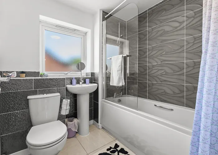 New Large Townhouse 3 Bedrooms 4 Beds And Parking Manchester