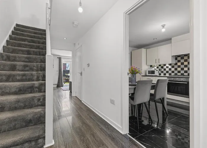 Hébergement de vacances New Large Townhouse 3 Bedrooms 4 Beds And Parking *