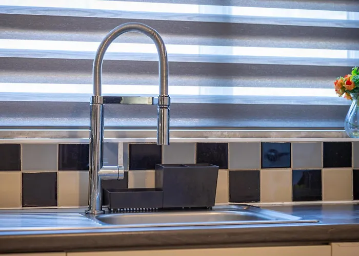 New Large Townhouse 3 Bedrooms 4 Beds And Parking * Manchester