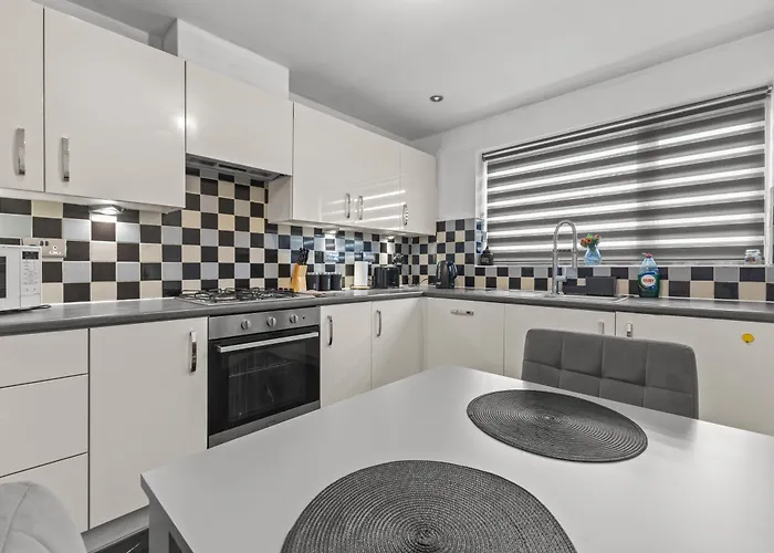 New Large Townhouse 3 Bedrooms 4 Beds And Parking *