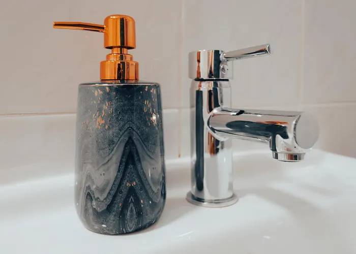 Gem With Stylish 2br Retreat And Free Carpark *