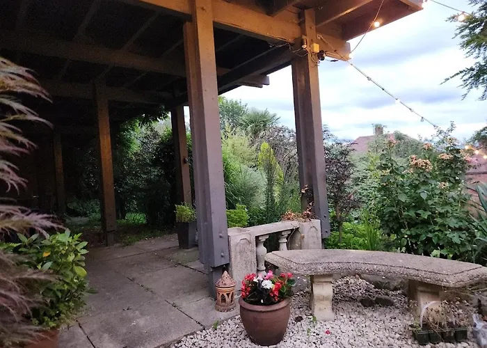 The Garden Apartment, Near Airport & * Manchester