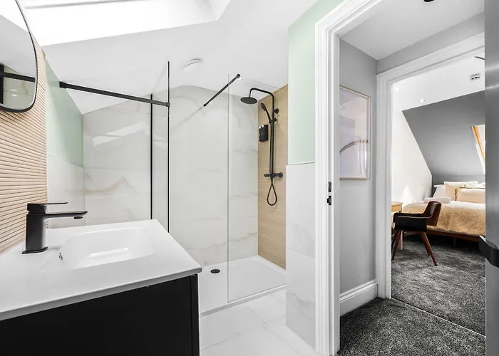 Sleeps 14 The Old Trafford Family Zen By Genesis Living Hébergement de vacances *