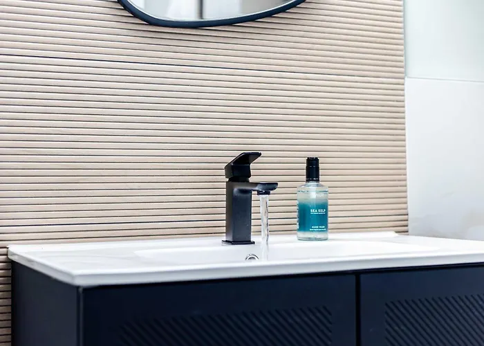 Sleeps 14 The Old Trafford Family Zen By Genesis Living Hébergement de vacances