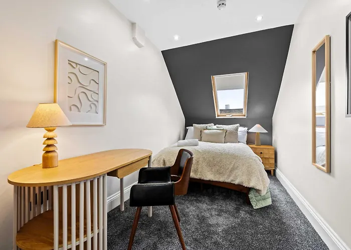 Sleeps 14 The Old Trafford Family Zen By Genesis Living