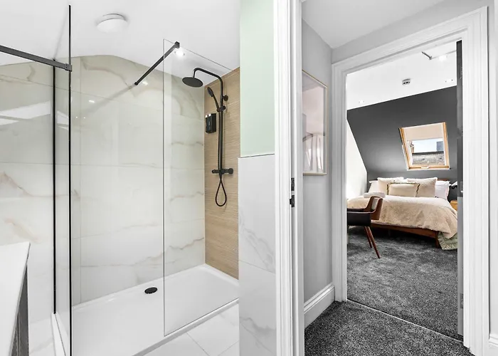 Hébergement de vacances Sleeps 14 The Old Trafford Family Zen By Genesis Living Manchester