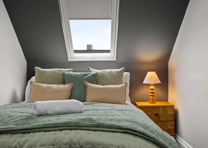 Sleeps 14 The Old Trafford Family Zen By Genesis Living Manchester