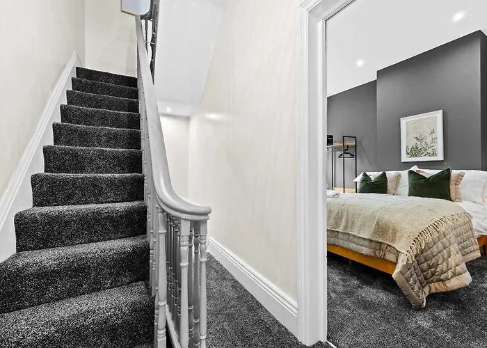 Hébergement de vacances Sleeps 14 The Old Trafford Family Zen By Genesis Living *