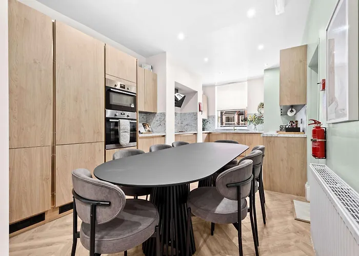 Sleeps 14 The Old Trafford Family Zen By Genesis Living Manchester
