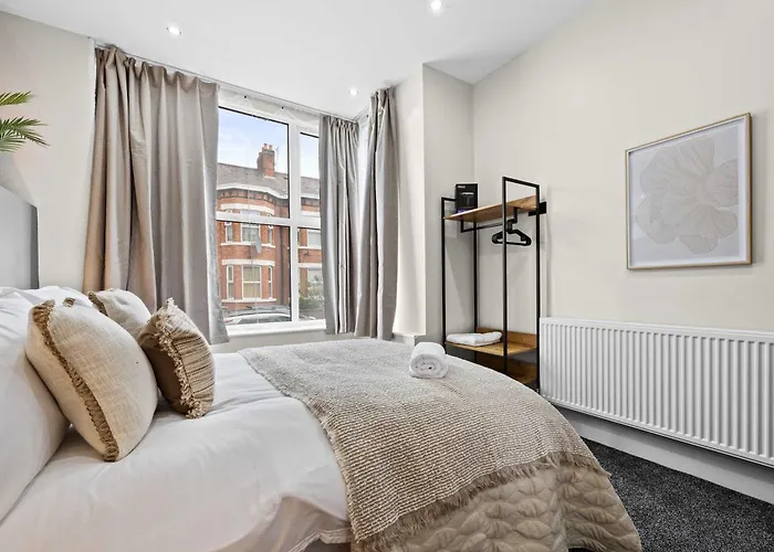 Sleeps 14 The Old Trafford Family Zen By Genesis Living