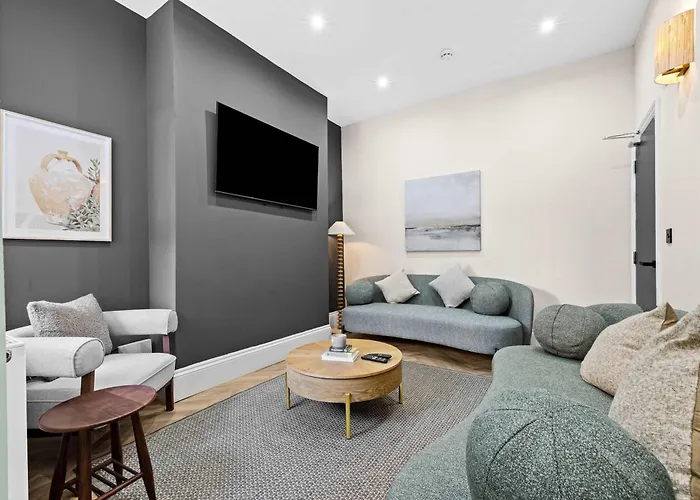 Sleeps 14 The Old Trafford Family Zen By Genesis Living Hébergement de vacances