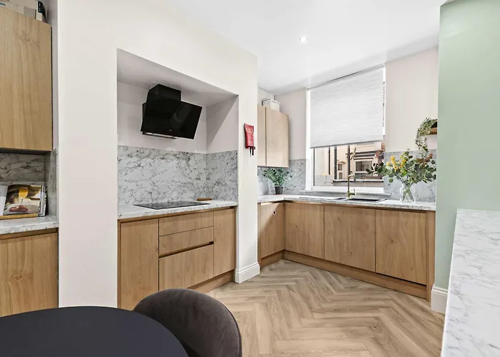 Hébergement de vacances Sleeps 14 The Old Trafford Family Zen By Genesis Living *