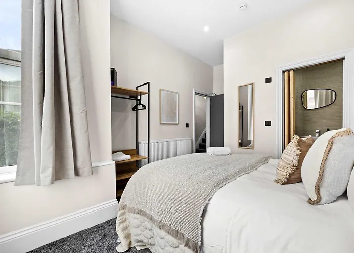 Prázdninový dům Sleeps 14 The Old Trafford Family Zen By Genesis Living *