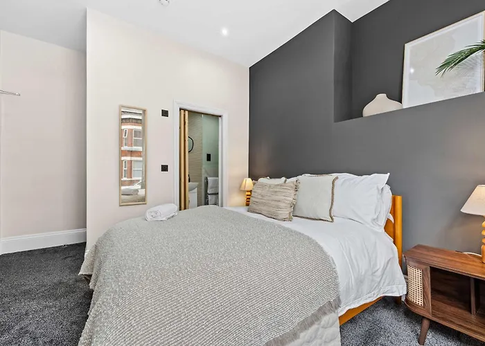 Sleeps 14 The Old Trafford Family Zen By Genesis Living Manchester
