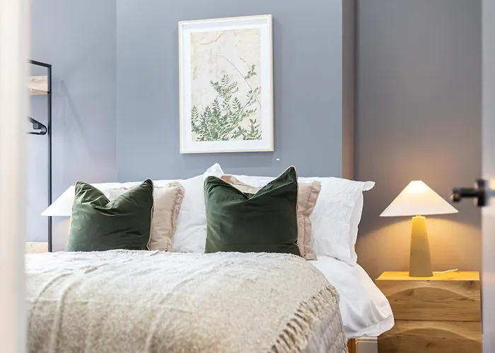 Sleeps 14 The Old Trafford Family Zen By Genesis Living