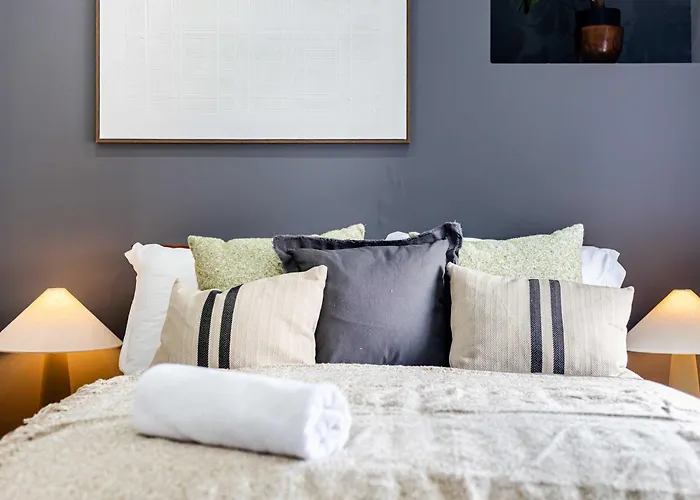 Сasa de vacaciones Sleeps 14 The Old Trafford Family Zen By Genesis Living *