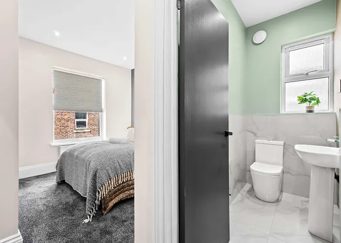 Sleeps 14 The Old Trafford Family Zen By Genesis Living *