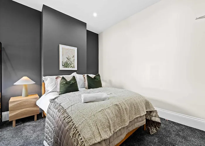 Sleeps 14 The Old Trafford Family Zen By Genesis Living Hébergement de vacances
