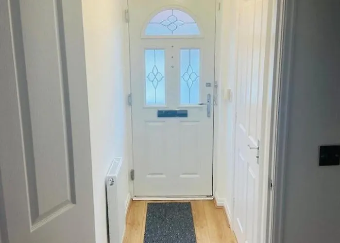 度假居 Stylish 3 Bed With Garden & Free Parking *