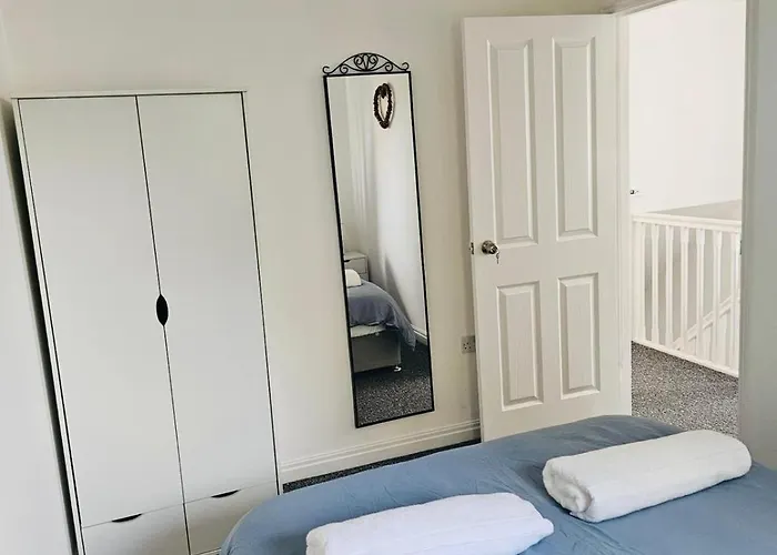 Stylish 3 Bed With Garden & Free Parking *