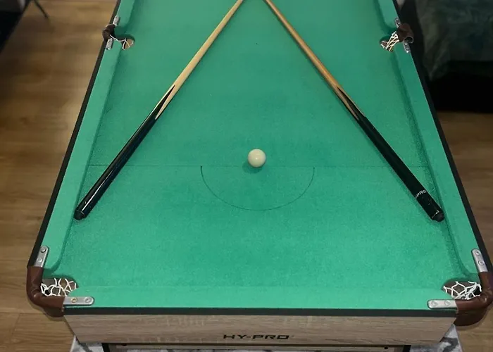 Stylish 3 Bed With Garden & Free Parking