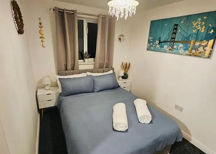 Stylish 3 Bed With Garden & Free Parking Manchester