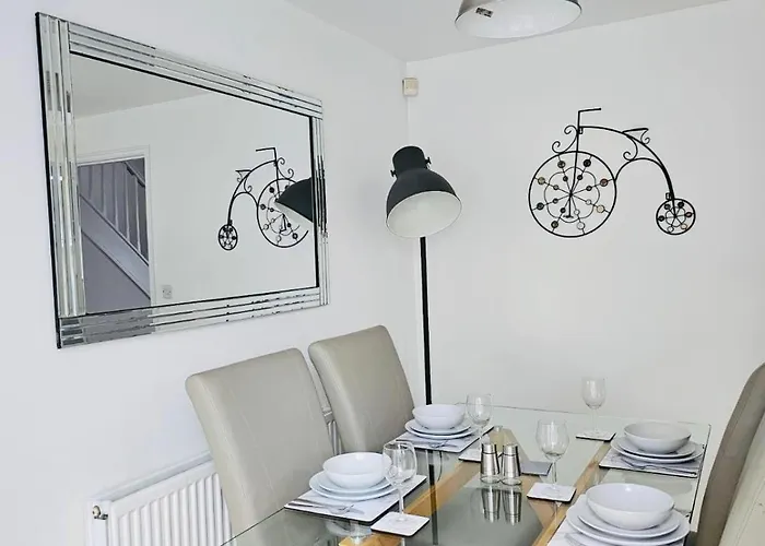 度假居 Stylish 3 Bed With Garden & Free Parking 曼彻斯特