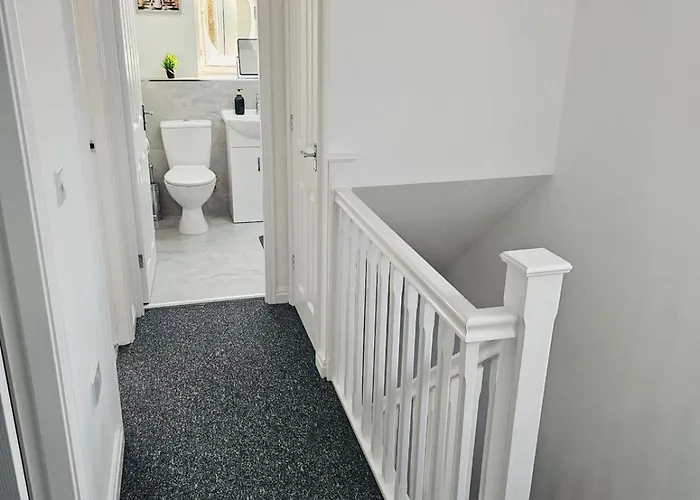 Stylish 3 Bed With Garden & Free Parking