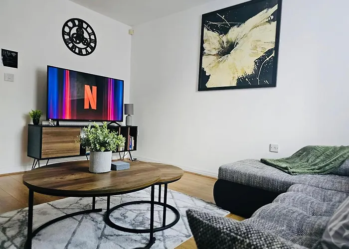 Stylish 3 Bed With Garden & Free Parking *