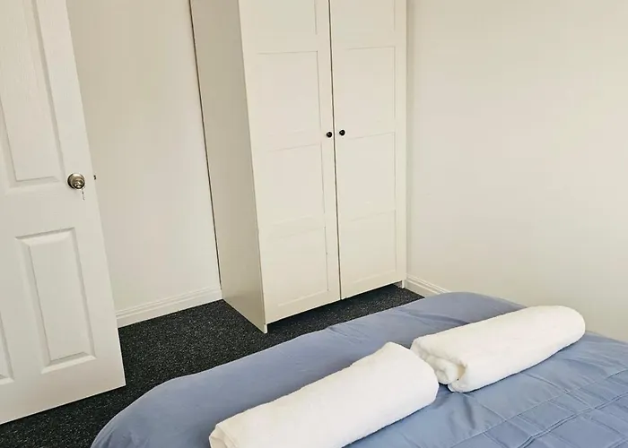 Stylish 3 Bed With Garden & Free Parking Ferienhaus *