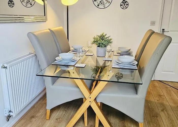 Stylish 3 Bed With Garden & Free Parking *