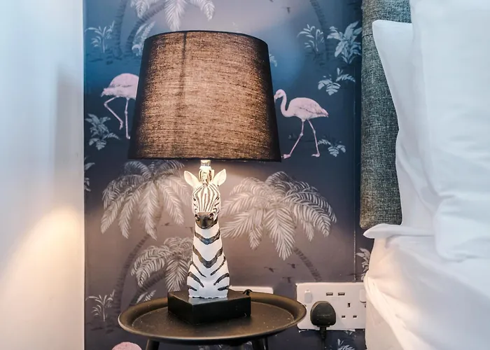 Stunning House By Purestay - 8 Beds With Free Parking *